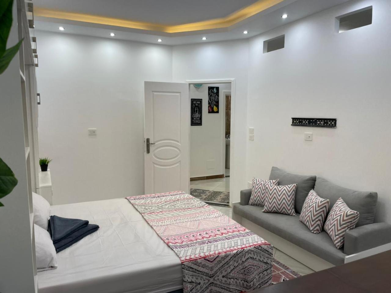 شقة في قلب القاهرة الجديدة تطل على شارع التسعين الشمالي Cairo Exterior foto